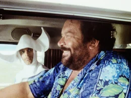 Charlie (Bud Spencer, r.) macht sich &uuml;ber das Kost&uuml;m seines Halbbruders Johnny (Terence Hill, l.) lustig, was dieser wiederum nicht zum Lachen findet ...