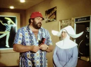 Schwester Susanna (Marisa Lauripo, r.) wei&szlig; nicht so recht, was sie von ihrem Besucher Charlie (Bud Spencer, l.) halten soll ..