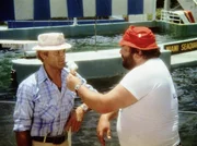 Charlie (Bud Spencer, r.) denkt mal wieder nur ans Essen, was seinen Halbbruder Johnny Firpo (Terence Hill, l.) fast zur Verzweiflung bringt ...