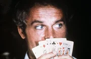Johnny (Terence Hill) verf&uuml;gt &uuml;ber ein fotografisches Ged&auml;chtnis, was ihm beim Gl&uuml;cksspiel sehr zu Gute kommt ...