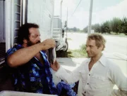 Charlie (Bud Spencer, l,) und Johnny (Terence Hill, r.) sind auf Spurensuche, doch alles was sie finden k&ouml;nnen, ist ein kleiner, stinkender Fisch ...