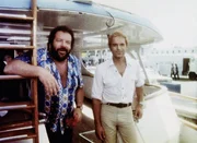 Charlie (Bud Spencer, l.) und sein Halbbruder Johnny (Terence Hill, r.), der &uuml;ber ein fotographisches Ged&auml;chtnis verf&uuml;gt, erhalten von Admiral O'Conners einen kniffligen Auftrag ...