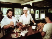 Charlie (Bud Spencer, l.) scheint mit seinem Mittagessen nicht ganz zufrieden zu sein. Sein Halbbruder Johnny (Terence Hill, M.) legt ihm jedoch nahe, ein bisschen auf seine Figur zu achten ...