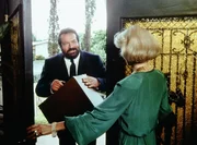 Bei seinen Recherchen gelangt Alan Parker (Bud Spencer, l.) zu der reichen Signora Haig (Cristina Trotter, r.), die einem Heiratsschwindler aufgesessen ist ...