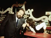 Der Polizist Alan Parker (Bud Spencer, l.) greift bei seinen Ermittlungen auch mal zu unsanfteren Methoden ...