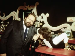 Der Polizist Alan Parker (Bud Spencer, l.) greift bei seinen Ermittlungen auch mal zu unsanfteren Methoden ...