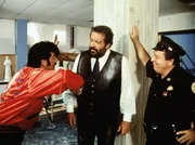Der Ganove Tony Roma (Tomas Milian, l.) wird unfreiwillig Zeuge eines Mordes und wendet sich an den Polizisten Alan Parker (Bud Specer, M.) ...
