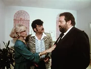 Signora Haig (Christina Trotter, l.) bittet Parker (Bud Spencer, r.), den Ganoven Tony (Tomas Milian, M.) zu verschonen ...