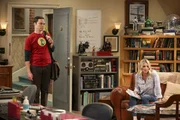 Kann Penny (Kaley Cuoco, r.) mit den Erziehungstipps aus einem Buch &uuml;ber Kleinkindererziehung tats&auml;chlich auch Sheldon (Jim Parsons, l.) beeinflussen?