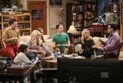 M&uuml;ssen sich die Frage stellen, ob es wirklich gut ist, wenn Freunde zusammenarbeiten: (v.l.n.r.) Howard (Simon Helberg), Raj (Kunal Nayyar), Bernadette (Melissa Rauch), Amy (Mayim Bialik), Sheldon (Jim Parsons), Penny (Kaley Cuoco) und Leonard (Johnny Galecki) ...