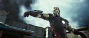 Nachdem der Unternehmer Tony Stark von einer Terrorgruppe &uuml;berfallen und gefangen genommen wurde, operiert ihn ein Mitgefangener, damit die Metallsplitter nicht zu seinem Herzen wandern k&ouml;nnen. Der daf&uuml;r verwendete Elektromagnet in seiner Brust macht ihn schlie&szlig;lich zu Iron Man (Robert Downey jr.) ...