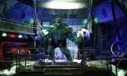 Immer, wenn er w&uuml;tend wird oder hohem Stress ausgesetzt mutiert Dr. Bruce Banner (Eric Bana) zu einem gr&uuml;nen, scheinbar unverwundbaren Koloss mit &uuml;bermenschlichen Kr&auml;ften ...