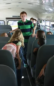 Parker (Joshua Moore, M.) und seine Mitsch&uuml;ler sind geschockt, als sie die Nachricht erhalten, dass Emily Portsmith ermordet wurde ...