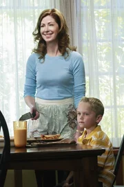 Katherine (Dana Delany, l.) versucht alles, um M.J. (Mason Vale Cotton, r.) gegen Susan zu beeinflussen. Doch wird es ihr gelingen?