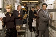 (5. Staffel) - Die Mitarbeiter des Mord-Dezernates von Philadelphia sind ein eingeschworenes Team: Scott (Danny Pino, r.), Nick Vera (Jeremy Ratchford, 3.v.r.), Will (Thom Barry, 2.v.r.), Lilly Rush (Kathryn Morris, l.), Kat Miller (Tracie Thomas, 3.v.l.) und John Stillman (John Finn, 2.v.l.)