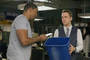 Als ein verdeckter Ermittler bei einem Einsatz enttarnt und get&ouml;tet wird und Soto (Laz Alonso, l.), Max (Max Jenkins, r.) und das Team den Mord untersuchen, werden sie selbst zur Zielscheibe.