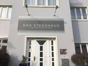 Während Susanne Wolbeck im Kitzingener "Kastanienhof" über jeder unbezahlten Rechnung schwitzt, steht der 36-jährige Koch Stefan (l.) in seiner Küche und überlässt die Verantwortung seiner Frau. Für Sternekoch Frank Rosin ist die Sachlage klar: Susanne ist vollkommen überfordert und Stefan steckt in seinem Alltagstrott fest. Während Susanne Wolbeck im Kitzingener "Kastanienhof" über jeder unbezahlten Rechnung schwitzt, steht der 36-jährige Koch Stefan (l.) in seiner Küche und überlässt die Verantwortung seiner Frau. Für Sternekoch Frank Rosin ist die Sachlage klar: Susanne ist vollkommen überfordert und Stefan steckt in seinem Alltagstrott fest.