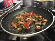 Neue Gerichte und Rezepte sollen Stefan Wolbeck aus seinem Küchen-Trott im "Kastanienhof" in Kitzingen holen und neue Koch-Geister wecken ... Neue Gerichte und Rezepte sollen Stefan Wolbeck aus seinem Küchen-Trott im "Kastanienhof" in Kitzingen holen und neue Koch-Geister wecken ...