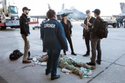 Blutiger Tatort: Sebastian Lund (Rob Kerkovich, l.), Tammy Gregorio (Vanessa Ferlito, 2.v.l.), Dwayne Pride (Scott Bakula, 2.v.r.), Christopher LaSalle (Lucas Black, r.) und Loretta Wade (CCH Pounder, vorne) untersuchen einen t&ouml;dlichen Unfall bei der Marine ...