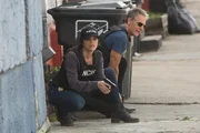 Als Tammys (Vanessa Ferlito, l.) krimineller Ex pl&ouml;tzlich wieder in New Orleans auftaucht, steht NCIS-Boss Pride (Scott Bakula, r.) vor einer echten Herausforderung: Kann er seiner Agentin noch trauen?