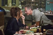 Rita Devereaux (Chelsea Field, l.) und Dwayne Pride (Scott Bakula, r.) entspannen vom aufregenden Arbeitsalltag, doch schon bald ist die ganze Erholung verflogen.
