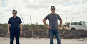 Sgt. Greg Raco (Keir O'Donnell, l.); Aaron Falk (Eric Bana, r.)