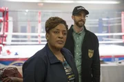 Nicht immer lassen sich die Indizien bei einem Mordfall leicht zusammensetzen. Auch Wade (CCH Pounder, vorne) kommt ins Grübeln, als es um die Ermordung des Clearwater Baptisten geht. Nicht immer lassen sich die Indizien bei einem Mordfall leicht zusammensetzen. Auch Wade (CCH Pounder, vorne) kommt ins Grübeln, als es um die Ermordung des Clearwater Baptisten geht.
