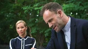 Dr. Joan Watson (Lucy Liu, l.); Sherlock Holmes (Jonny Lee Miller, r.)