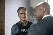 Machen bei der Suche nach dem vermissten russischen Top-Spion gemeinsame Sache: Das NCIS-Team um Special Agent Pride (Scott Bakula, l.) und FBI-Direktor Isler (Derek Webster, r.).