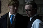 Mit der Hilfe des jungen Peter Guillam (Benedict Cumberbatch, l.) will George Smiley (Gary Oldman, r.) einen Maulwurf entlarven. Doch jeder, der eingeweiht ist, k&ouml;nnte einer zu viel sein ...