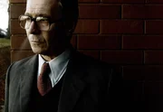 Als eine Aktion seiner Abteilung beim britischen Geheimdienst schief geht, wird George Smiley (Gary Oldman) suspendiert, aber seltsame Ereignisse fordern neue Methoden ...