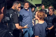 Der Einsatzleiters (Hadi Khanjanpour, links) teilt die Teams f&uuml;r die Fahndung ein, unter Einbeziehung von Friedemann Berg (Hans-Jochen Wagner, m.) und Franziska Tobler (Eva L&ouml;bau, vorne, 2.v.r.).