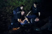 Friedemann Berg (Hans-Jochen Wagner, unten, r.), Franziska Tobler (Eva L&ouml;bau, oben, l.) und ihre Kollegen werden zum Ziel aggressiver Angreifer.