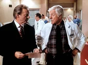 Dr. Mark Sloan (Dick Van Dyke, r.) verhört den Chefbuchhalter Tubbs (James Sloyan, l.), der im Verdacht steht, vor Jahren 50.000 Dollar unterschlagen zu haben. Dr. Mark Sloan (Dick Van Dyke, r.) verhört den Chefbuchhalter Tubbs (James Sloyan, l.), der im Verdacht steht, vor Jahren 50.000 Dollar unterschlagen zu haben.