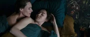 In den USA geht Marinette (Garance Marillier, r.) eine Beziehung mit Caroline (Alicia Wolf, l.) ein. Allerdings ist ihre Partnerin extrem besitzergreifend.