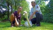 Pia und Schwanenvater Olaf Nie&szlig; posieren mit einem stattlichen Alsterschwan.