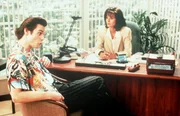 Die Sekret&auml;rin der Miami Dolphins Melissa Robinson (Courtney Cox, r.) beauftragt den Tierdetektiv Ace Ventura (Jim Carrey, l.) mit der Suche nach dem vermissten Maskottchen der Football-Mannschaft.
