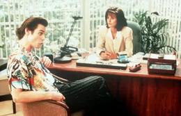 Die Sekret&auml;rin der Miami Dolphins Melissa Robinson (Courtney Cox, r.) beauftragt den Tierdetektiv Ace Ventura (Jim Carrey, l.) mit der Suche nach dem vermissten Maskottchen der Football-Mannschaft.