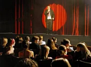 September 1966: Der junge Friseur Ferdinand Kilian (Robert Kratz) verk&uuml;ndet den Marburger Beatfans bei einem Konzert in den Stadts&auml;len, dass die Beatles demn&auml;chst ein Konzert in der Universit&auml;tsstadt geben werden.