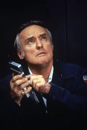 Der ehemalige Polizist Howard Payne (Dennis Hopper) droht, einen Bus in die Luft zu jagen, sollten seine Forderungen nicht erf&uuml;llt werden.