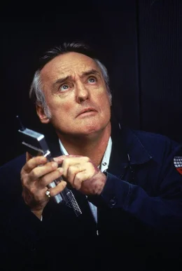 Der ehemalige Polizist Howard Payne (Dennis Hopper) droht, einen Bus in die Luft zu jagen, sollten seine Forderungen nicht erf&uuml;llt werden.