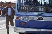 Officer Jack Traven (Keanu Reeves) versucht den Bus rechtzeitig zu stoppen. Ein Terrorist hat den Linienbus mit einer ferngesteuerten Bombe versehen.