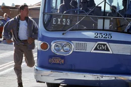 Officer Jack Traven (Keanu Reeves) versucht den Bus rechtzeitig zu stoppen. Ein Terrorist hat den Linienbus mit einer ferngesteuerten Bombe versehen.