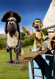 Schiff Ahoi - Der Bauer hat ein altes Schiff auf den Hof geschleppt und Hofhund Bitzer (rechts) soll es auf Vordermann bringen. Doch die Renovierungsarbeiten geraten schnell au&szlig;er Kontrolle. Shaun und seine Freunde entern den Kahn und geraten in eine wilden Piratenkampf mit den fiesen Schweinen.