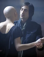Clive (Adrien Brody) wird von Dren (Delphine Chan&eacute;ac) verf&uuml;hrt.
