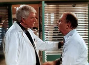 Dr. Mark Sloan (Dick Van Dyke, l.) leistet dem Chirurgen Ray Huxley (Nicholas Pryor, r.), einem alten Freund, der einen Herzinfarkt erlitten hat, erste Hilfe. Dr. Mark Sloan (Dick Van Dyke, l.) leistet dem Chirurgen Ray Huxley (Nicholas Pryor, r.), einem alten Freund, der einen Herzinfarkt erlitten hat, erste Hilfe.