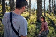 Die Flucht durch den Wald zusammen mit ihrem Mann Sven (Benjamin Lillie) strengt die hochschwangere Nina (Pina Bergemann) an.