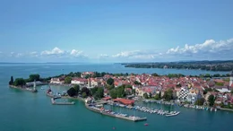 Ein See, zwei Bundesl&auml;nder und drei Nationen &ndash; vereint durch das gr&ouml;&szlig;te Gew&auml;sser Deutschlands, den Bodensee. Nur 18 Kilometer seiner K&uuml;ste sind bayerisch: der Landkreis Lindau. Seine Geschichte ist einzigartig in Bayern. Weiteres Bildmaterial finden Sie unter www.br-foto.de.