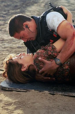 Nach einer aufreibenden und gef&auml;hrlichen Busfahrt teilen Officer Jack Traven (Keanu Reeves) und Annie Porter (Sandra Bullock) einen intimen Moment.