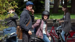 Luca (Victor Diederich) hat seinen Vater Fabian Sorge auf dem Mofa mitgenommen - und beide entdecken Cora